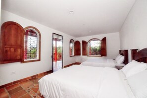 Habitación con 2 camas individuales, 2 camas matrimoniales | Tabla de planchar con plancha, cunas gratuitas y wifi gratis