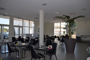 Lunch served, French cuisine - Estérazur (Le Cannet-des-Maures)