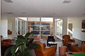 Coin salon dans le hall