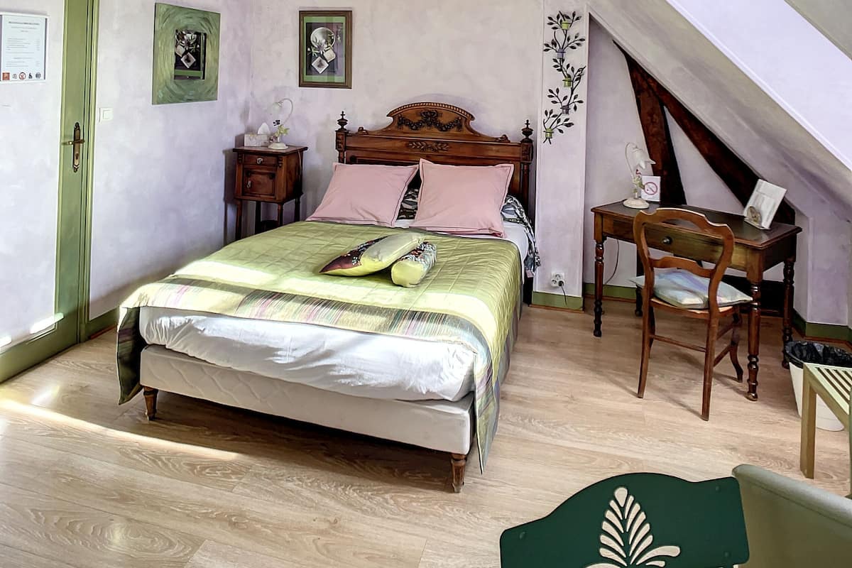 Habitación doble estándar, vista a la colina (Capucine) | Ropa de cama de alta calidad y decoración personalizada