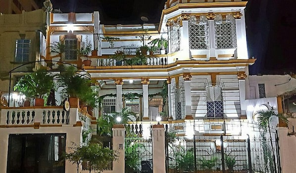 Fachada del alojamiento - Noche