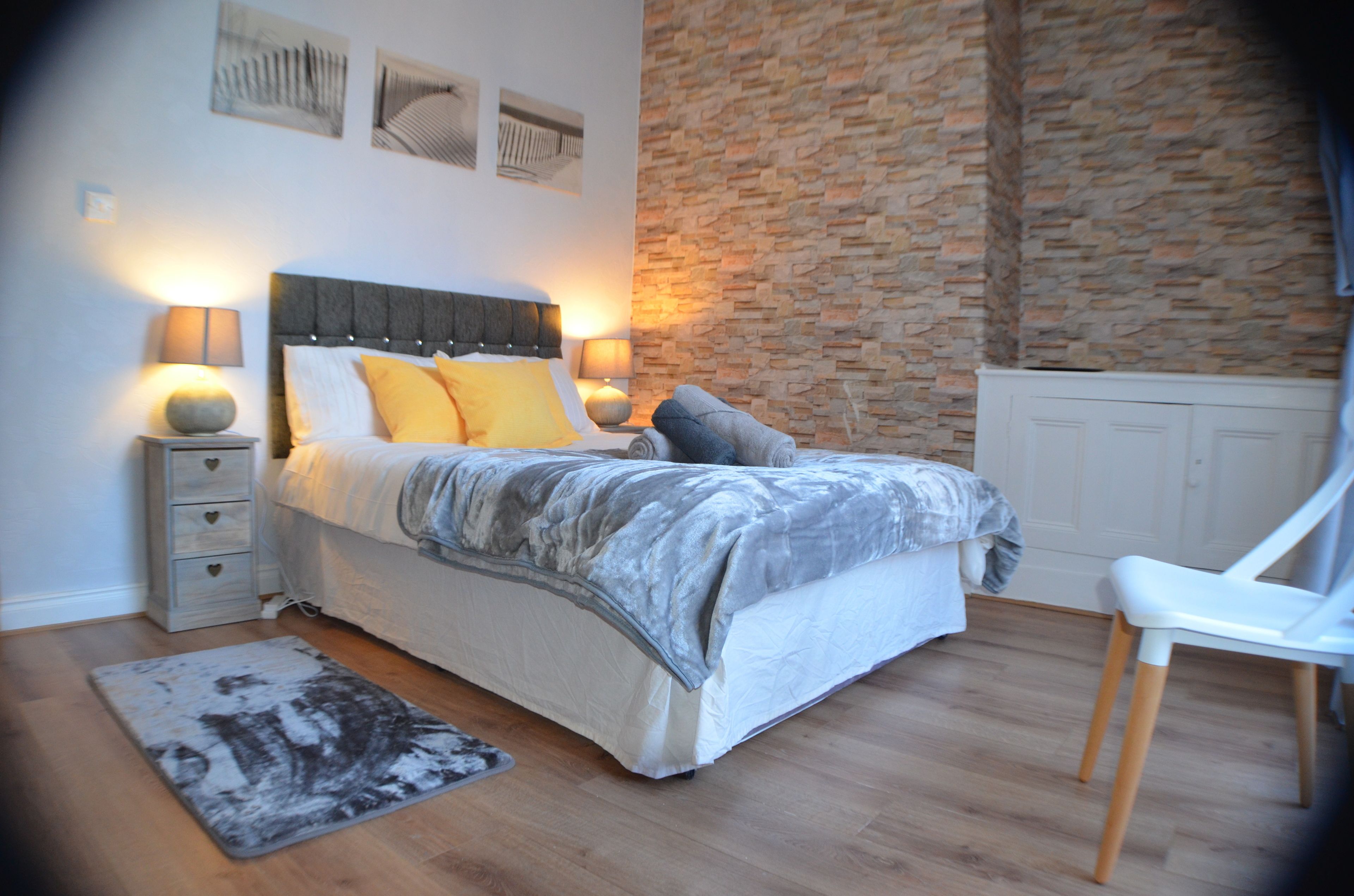 Habitación doble Deluxe, baño en la habitación | Tabla de planchar con plancha, wifi gratis y ropa de cama 