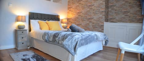 Deluxe-Doppelzimmer, mit Bad | Bügeleisen/Bügelbrett, kostenloses WLAN, Bettwäsche