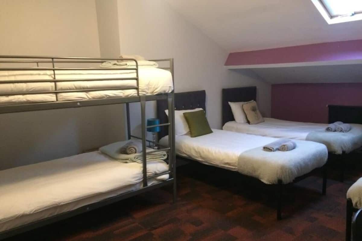 Tabla de planchar con plancha, wifi gratis y ropa de cama