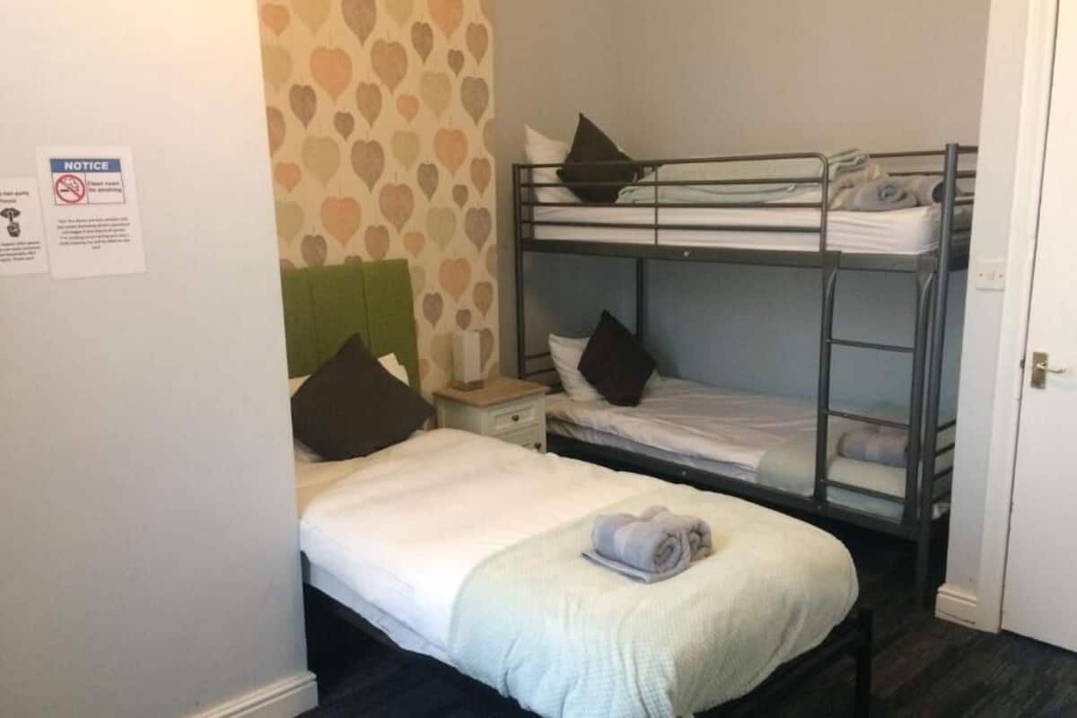 Twin Room, Ensuite | Iron/ironing board (on request), WiFi (free), bed sheets