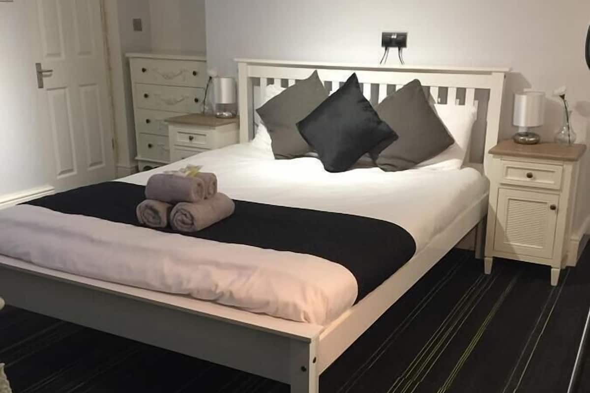 Deluxe Double Room, Ensuite | Iron/ironing board (on request), WiFi (free), bed sheets