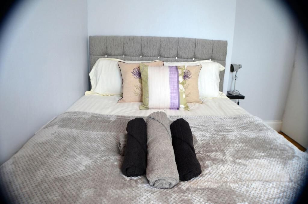 Tabla de planchar con plancha, wifi gratis, ropa de cama