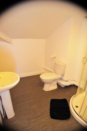 A bathroom with a toilet, sink, and shower. - Queens Guesthouse Manchester (Manchester)