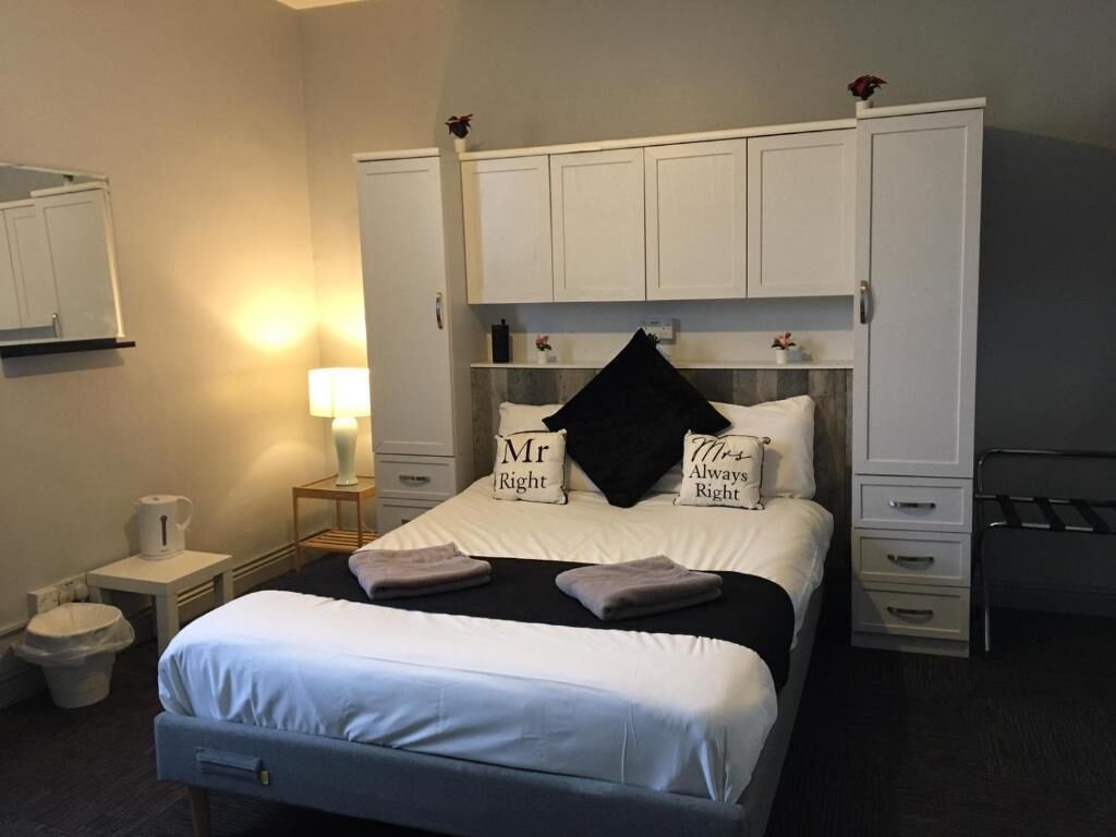 Tabla de planchar con plancha, wifi gratis, ropa de cama
