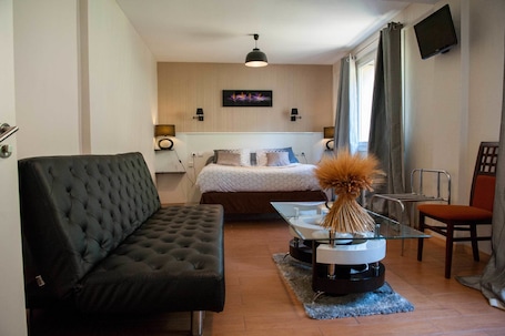 Suíte | Roupas de cama premium, escrivaninha, quartos à prova de som. Hotel Restaurant Rive Gauche