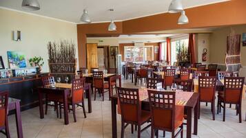 Breakfast (EUR 10 per person)