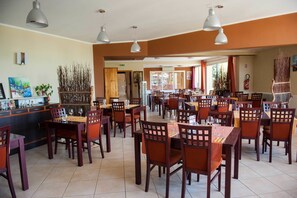 Breakfast (EUR 10 per person) - Hotel Restaurant  Rive Gauche (Bessines-sur-Gartempe)