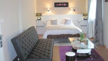 Suite | Premium bedding, desk, soundproofing, free cribs/infant beds