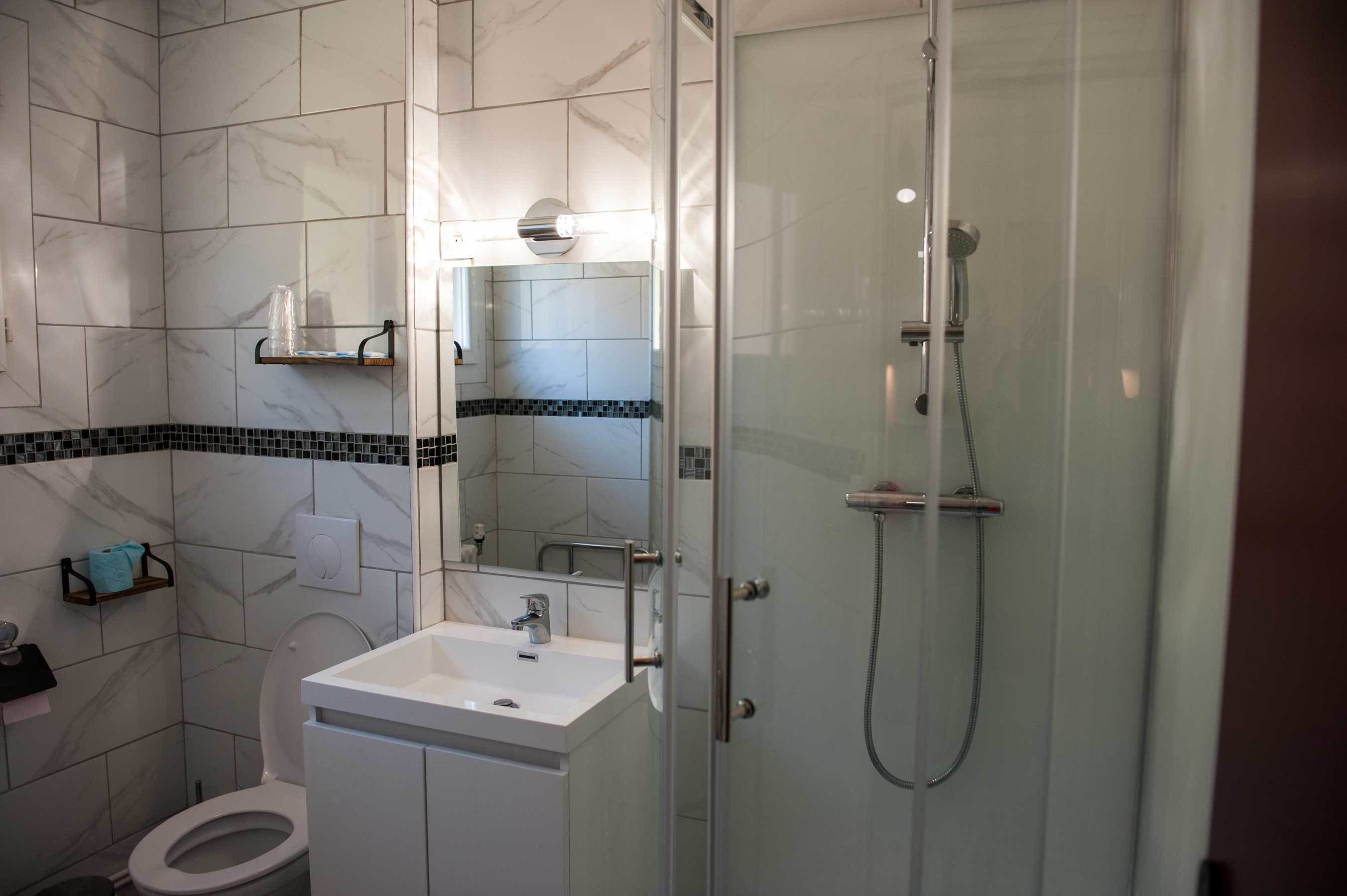 Chambre Simple Classique | Douche de la salle de bain