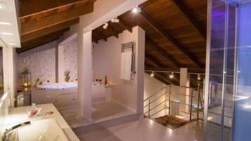 Quarto (Decouverte) | Banheiro | Produtos de toalete de grife, secador de cabelo, roupões de banho