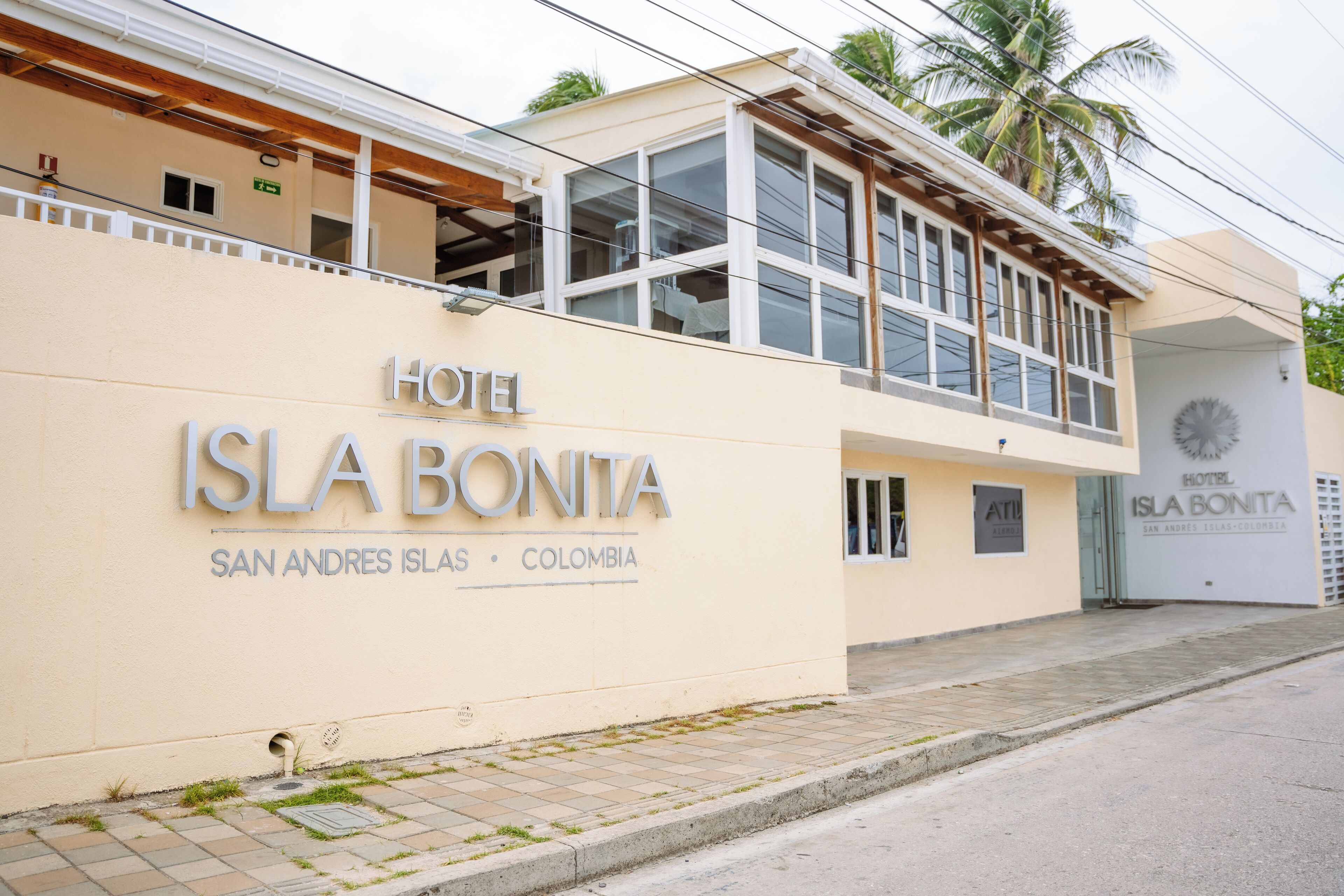 Ett hotell som heter ”Isla Bonita” och som har en skylt som visar att det ligger på San Andrés-öarna i Colombia.