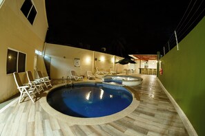 Outdoor pool, open 7 AM to 8 PM, pool loungers - Hotel Isla Bonita (San Andrés)