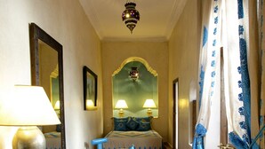 Habitación doble Confort | Ropa de cama de alta calidad y caja de seguridad en la habitación 