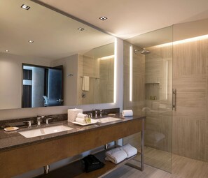 Zimmer, 1 King-Bett, barrierefrei (Mobility & Hearing, Roll-in Shower) | Dusche im Bad