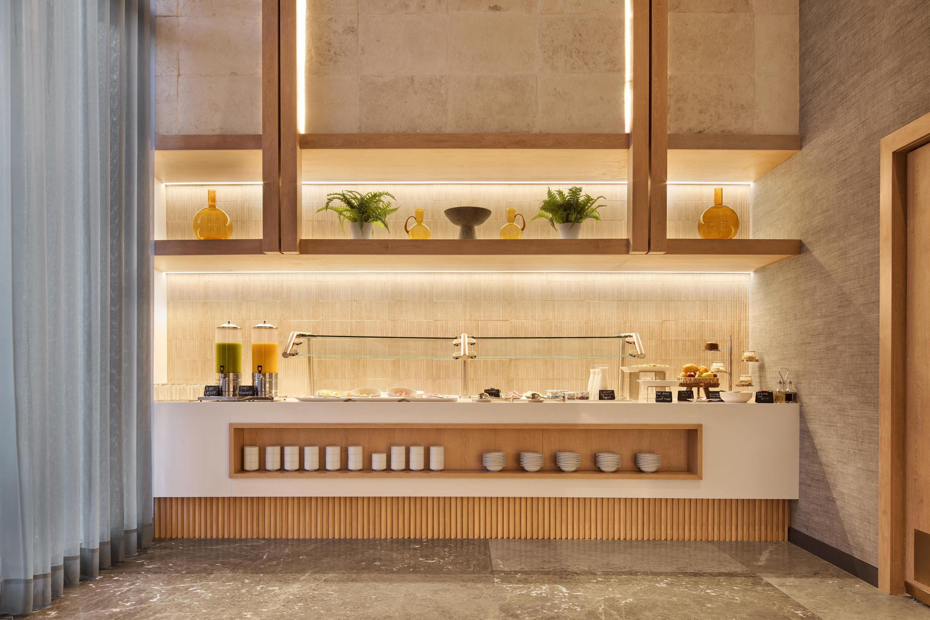 Phục vụ bữa sáng, bữa trưa và bữa tối 