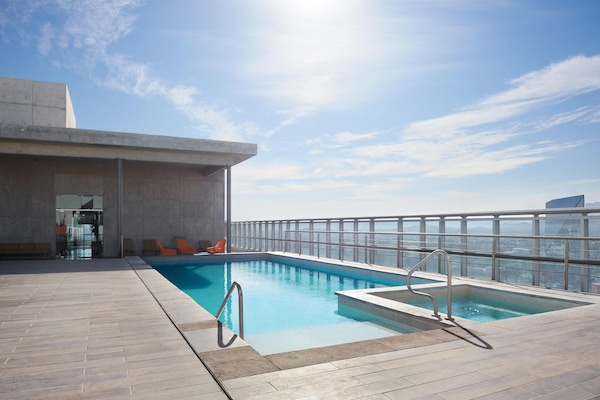 Alberca al aire libre por temporada y camastros