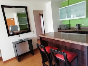 Eenvoudig appartement, 1 slaapkamer, privébadkamer | Privékitchenette | Een koelkast, een magnetron, een waterkoker, kookgerei, borden en bestek