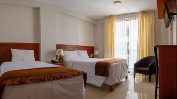 Family Room | Hypo-allergenic bedding, soundproofing, iron/ironing board, free WiFi