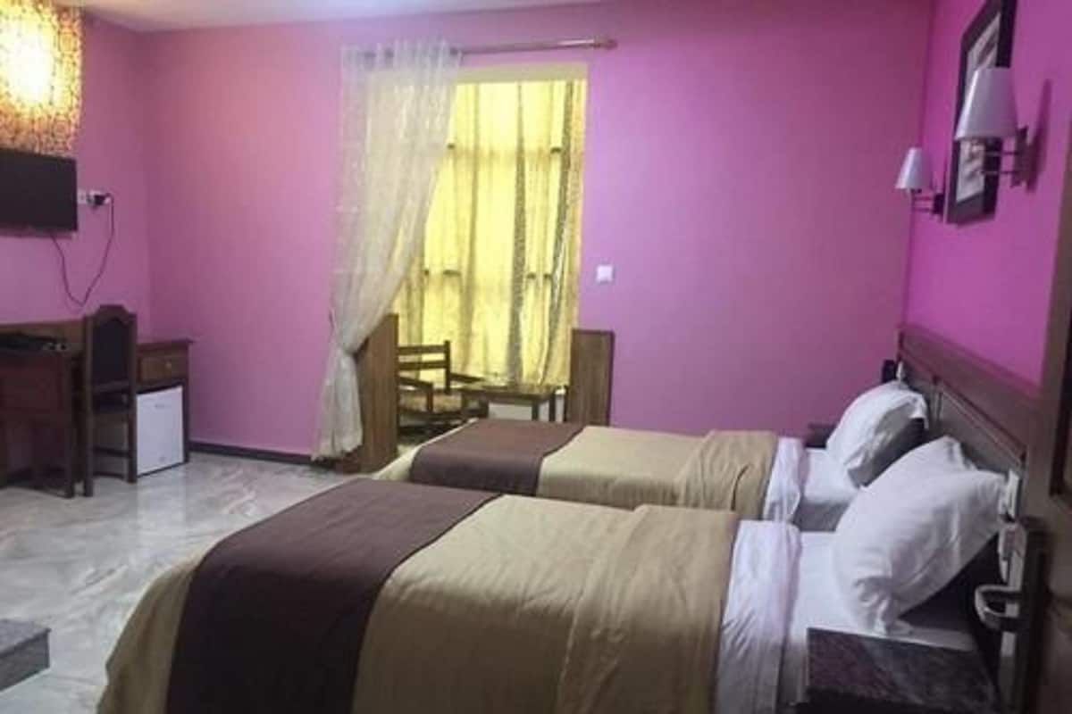 Twin Room | Langsir/tirai gelap terus, seterika/papan seterika, Wi-fi percuma