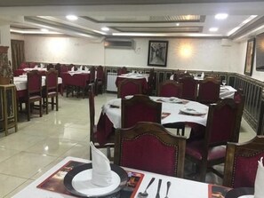 Breakfast, lunch and dinner served - Hôtel Adounia (Ouled Moussa)