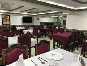 Frokost, lunsj og middag serveres, internasjonale retter 