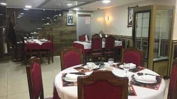 Se sirven desayunos, comidas, cenas y cocina internacional