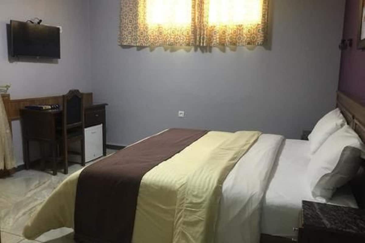 Double Room | Langsir/tirai gelap terus, seterika/papan seterika, Wi-fi percuma