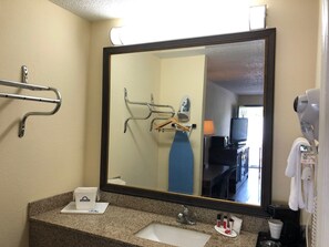 Ensemble douche/baignoire, articles de toilette gratuits, sèche-cheveux