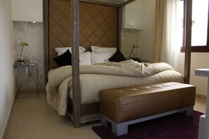 Standard Suite | Minibar, in-room safe, desk, blackout drapes - Particular Destiny Suites (Douala)