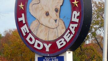 En skylt från Vermont Teddy Bear med en illustration av en björn och text.