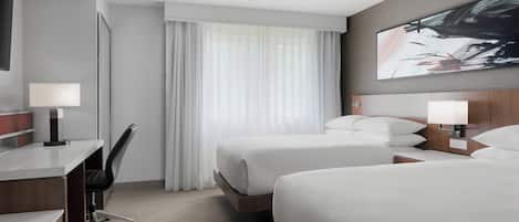 Biancheria da letto di alta qualità, una scrivania, tende oscuranti