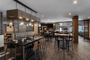 Restaurant - Delta Hotels by Marriott Burlington (South Burlington)
