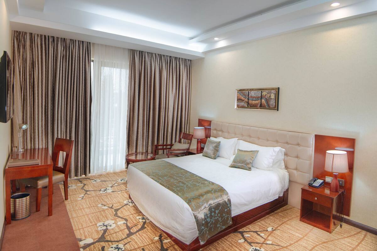 Superior Double Room | Soundproofing, iron/ironing board, WiFi (free)