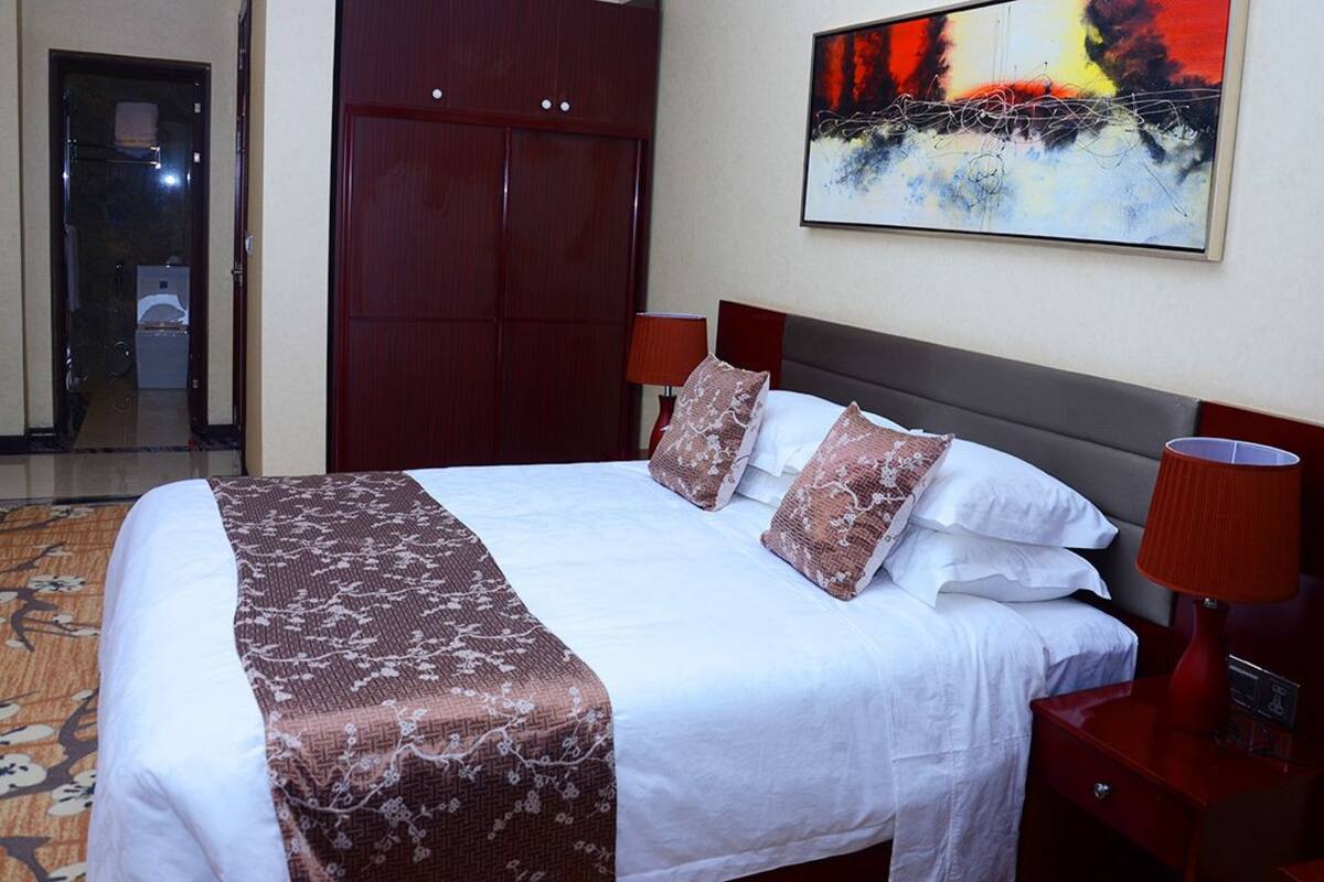 Executive Suite | Soundproofing, iron/ironing board, WiFi (free)