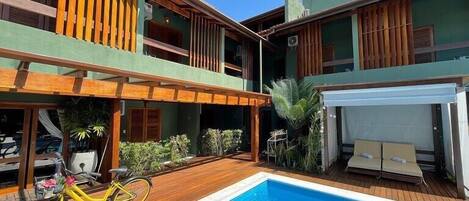 Una piscina al aire libre