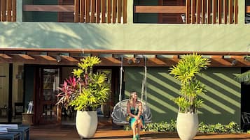 Una piscina al aire libre