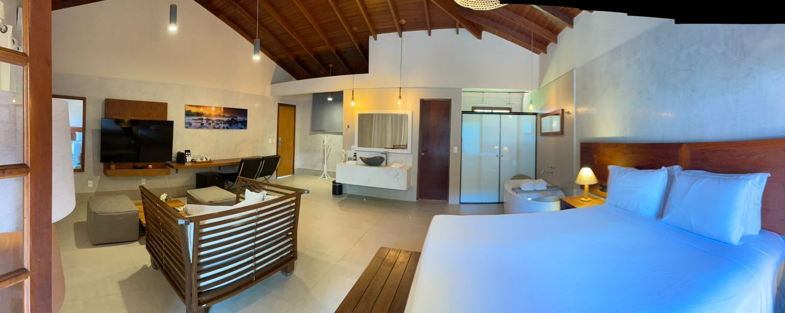 Royale | Frigobar (abastecido com itens grátis), cofres nos quartos