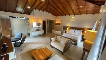 Royale | Frigobar (abastecido com itens grátis), cofres nos quartos