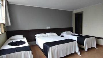 Kamar Quadruple, Beberapa Tempat Tidur | Minibar, Wi-Fi gratis, dan seprai linen