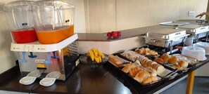 Free daily buffet breakfast  - Hotel La Rocca, Goiânia  (Goiania)