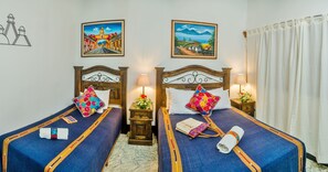 Habitación Confort doble, baño privado, en la zona del patio | Caja fuerte, decoración individual, mobiliario individual y escritorio