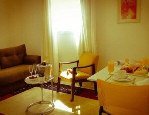 22-inch LED TV with cable channels, TV - Hotel 1000 (Piracicaba)