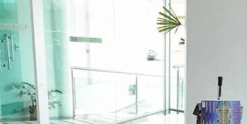 Ducha, artículos de tocador gratuitos, toallas