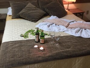 Habitación estándar doble (With Air Conditioner) | Minibar, wifi gratis, ropa de cama