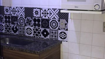 Standard Triple Room | Private kitchen | Microwave